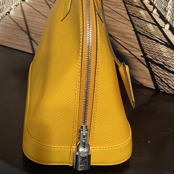 Louis Vuitton Epi Leather Alma PM Bag SALE FIRM - Picture 4 of 8